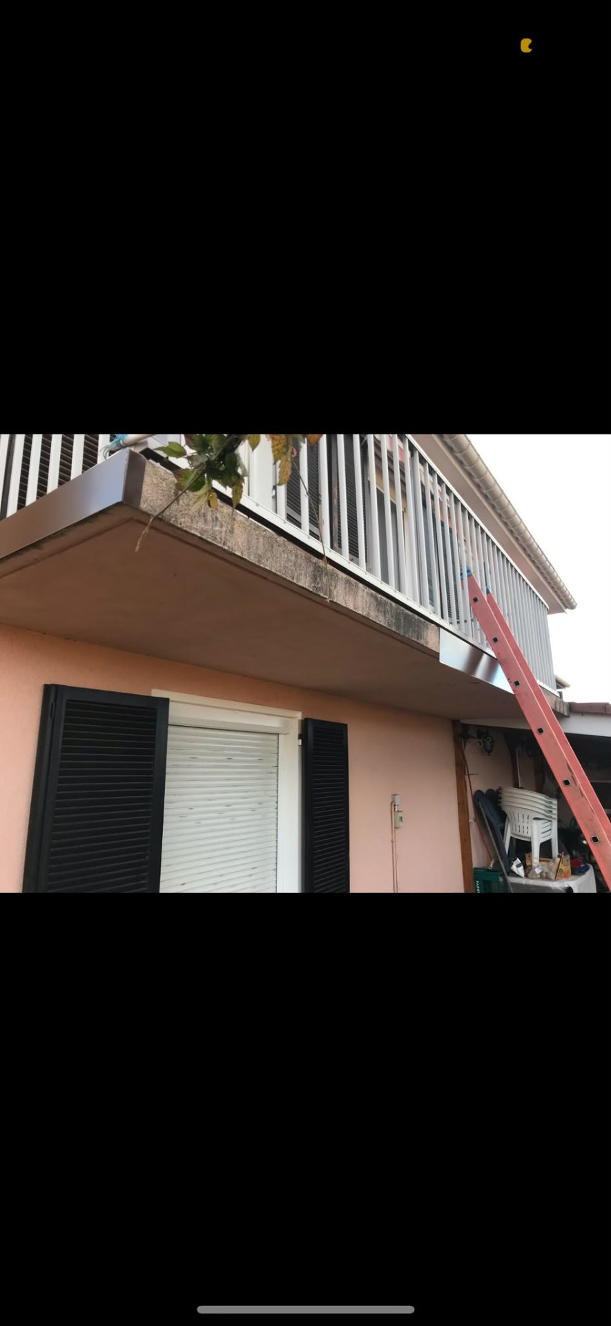 Balcon avant habillage zinc — dessous de dalle taché et abîmé par les infiltrations en Alsace Balcon avant habillage zinc — dessous de dalle taché et abîmé par les infiltrations en Alsace