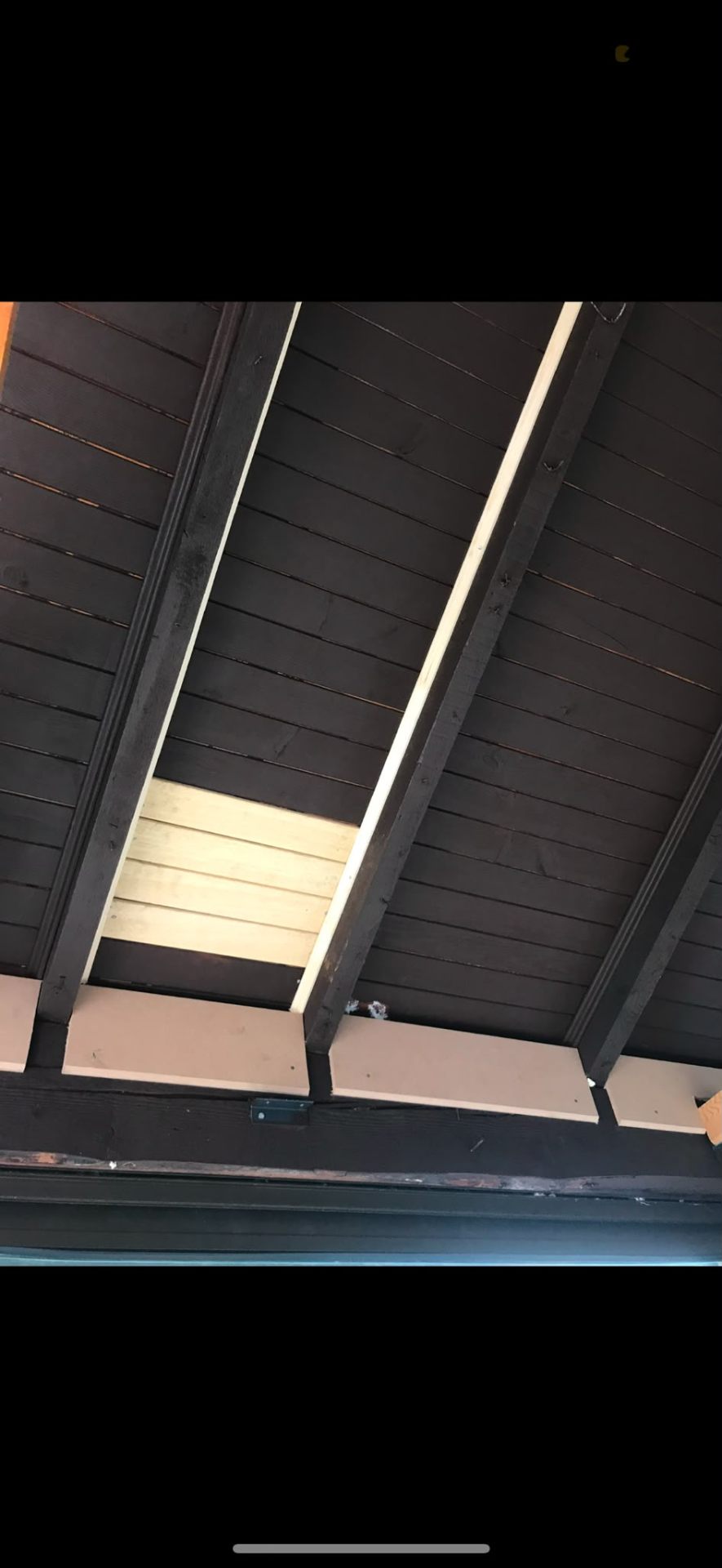 Poutres peintes en noir & lambris habillé — chantier FD Rénov boiserie à Haut-Rhin (Alsace, Haut-Rhin)