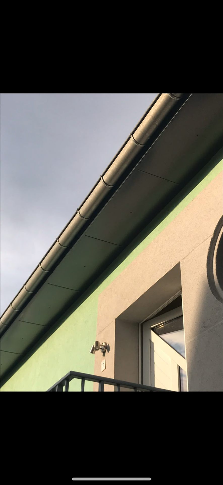 Débord de toit — gouttière zinc anthracite — chantier FD Rénov zinguerie à Alsace (Alsace, Haut-Rhin)