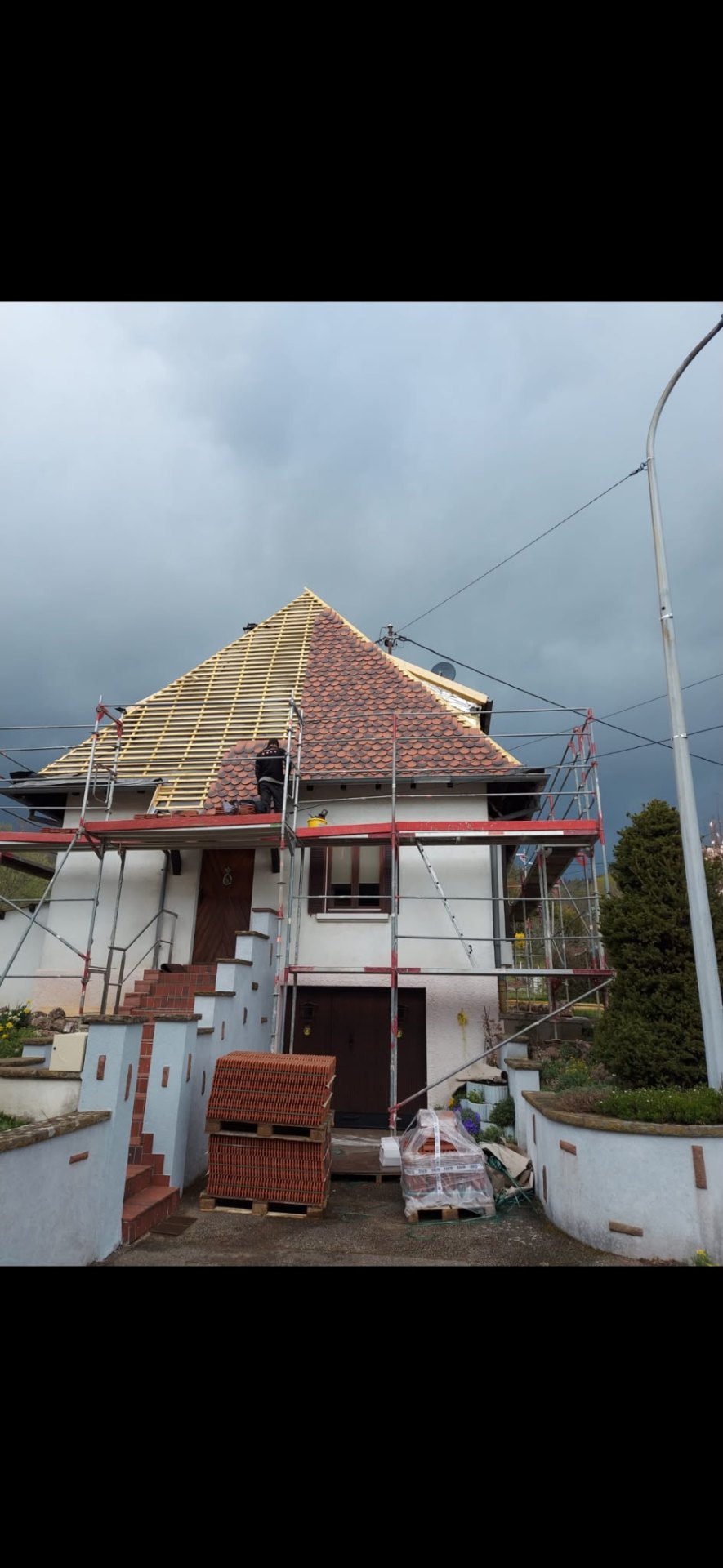 Rénovation complète de toiture sur échafaudage — chantier FD Rénov couverture à Alsace (Alsace, Haut-Rhin)