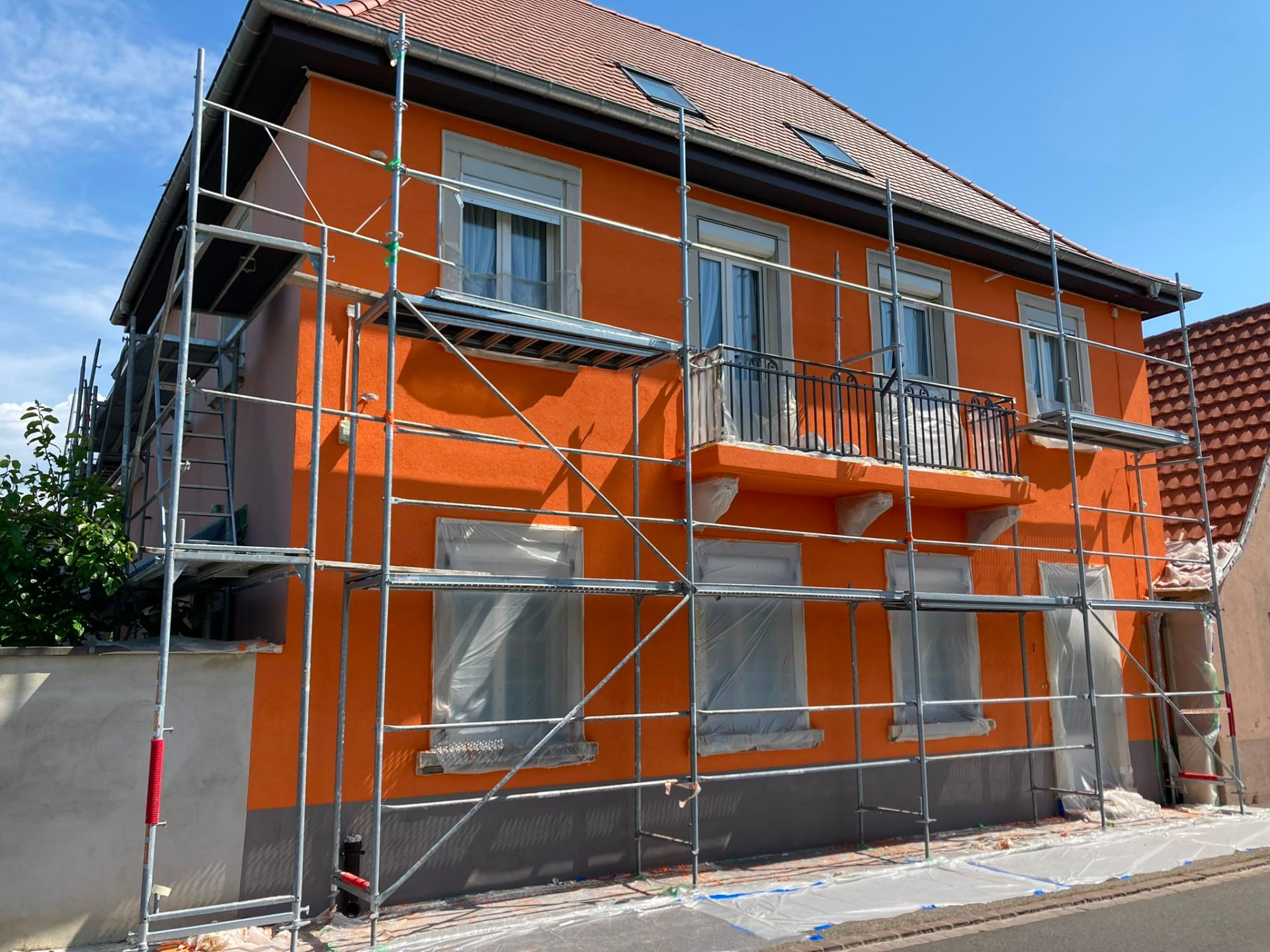Ravalement façade orange sur échafaudage — chantier FD Rénov façade à Alsace (Alsace, Haut-Rhin)
