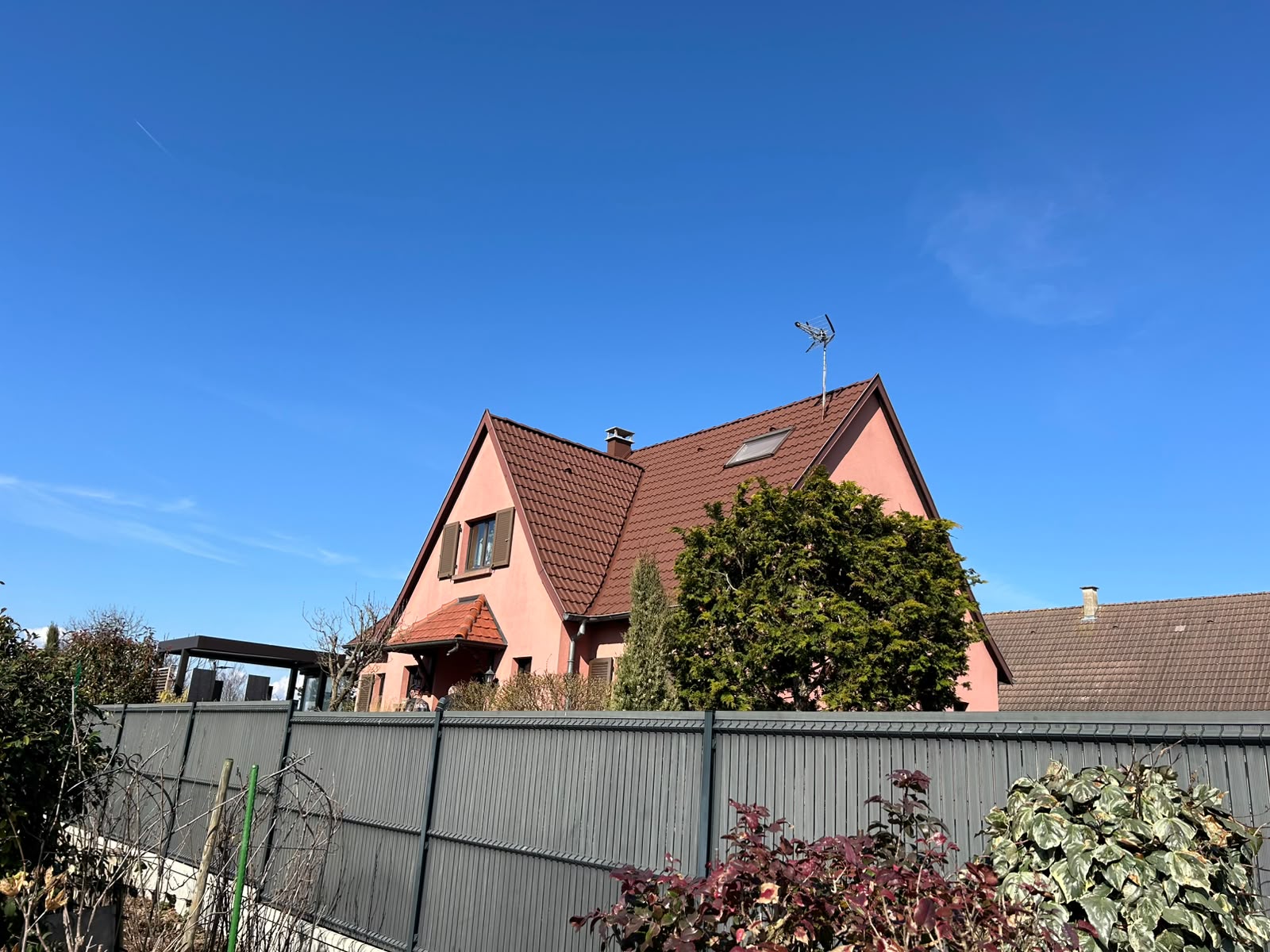 Toiture tuiles anthracite — maison alsacienne rose — chantier FD Rénov couverture à Alsace (Alsace, Haut-Rhin)