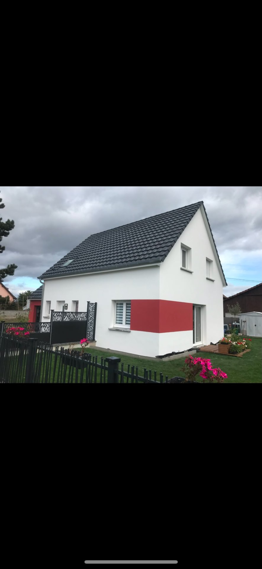 Maison alsacienne rénovée blanc et rouge après ravalement de façade et traitement hydrofuge