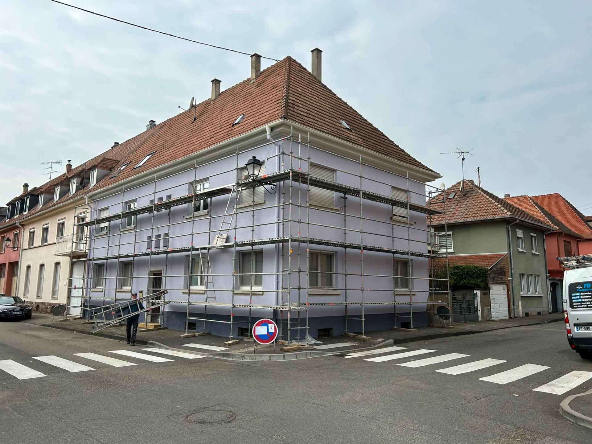 Immeuble ravalé — teinte mauve pastel — chantier FD Rénov façade à Alsace (Alsace, Haut-Rhin)