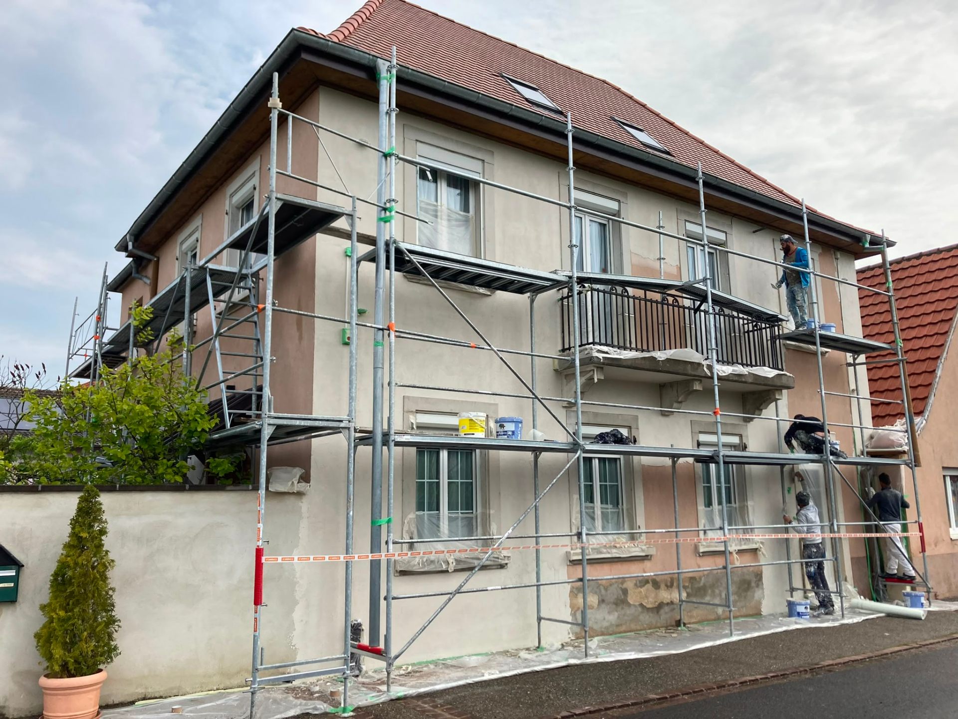 Préparation & enduit d'immeuble — chantier FD Rénov façade à Colmar (Alsace, Haut-Rhin)