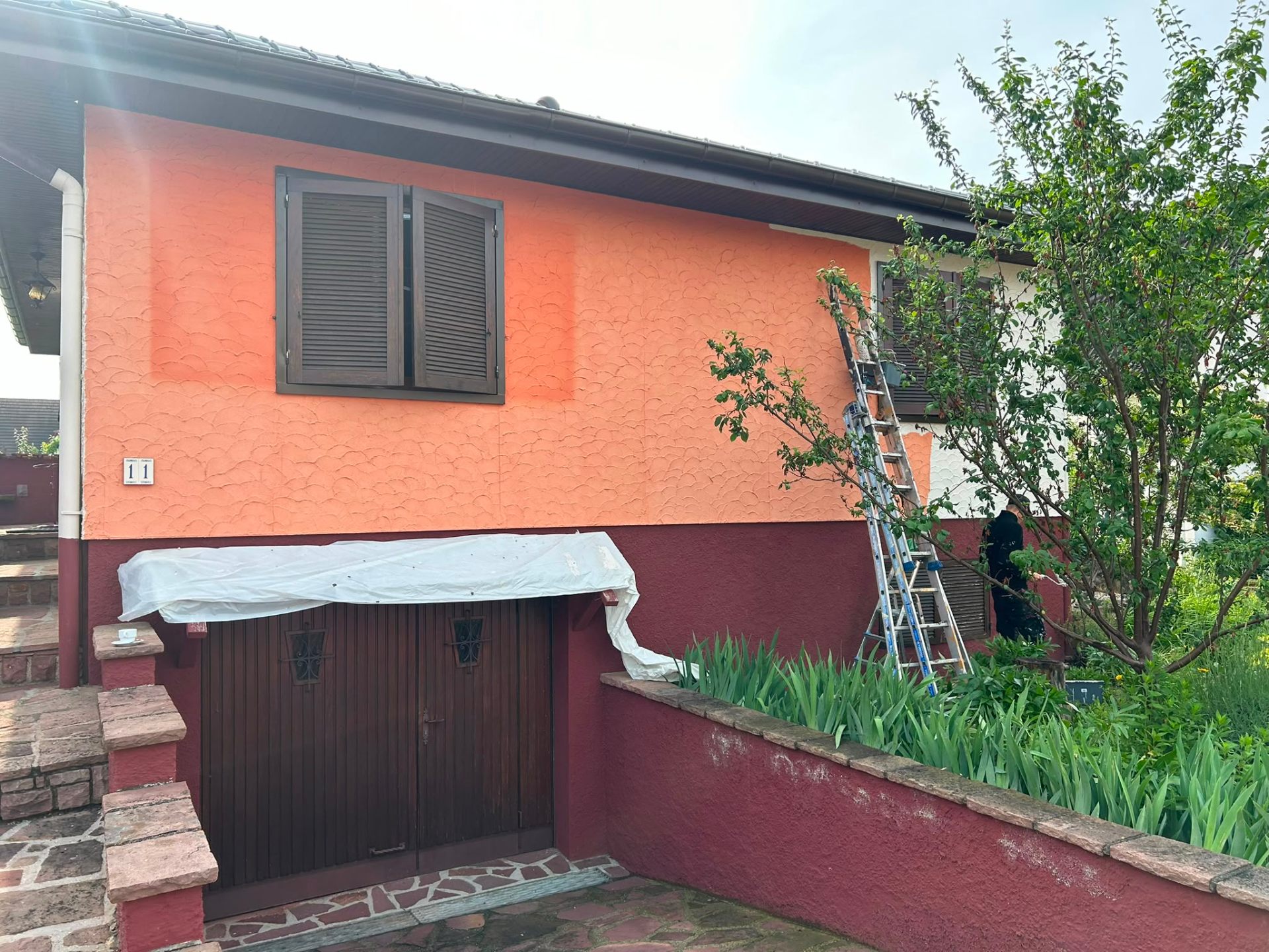 Préparation et reprise de façade orangée — chantier FD Rénov façade à Colmar (Alsace, Haut-Rhin)