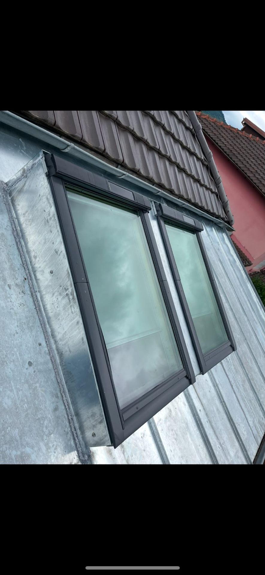 Pose de fenêtres de toit Velux avec habillage zinc et étanchéité par artisan couvreur alsacien