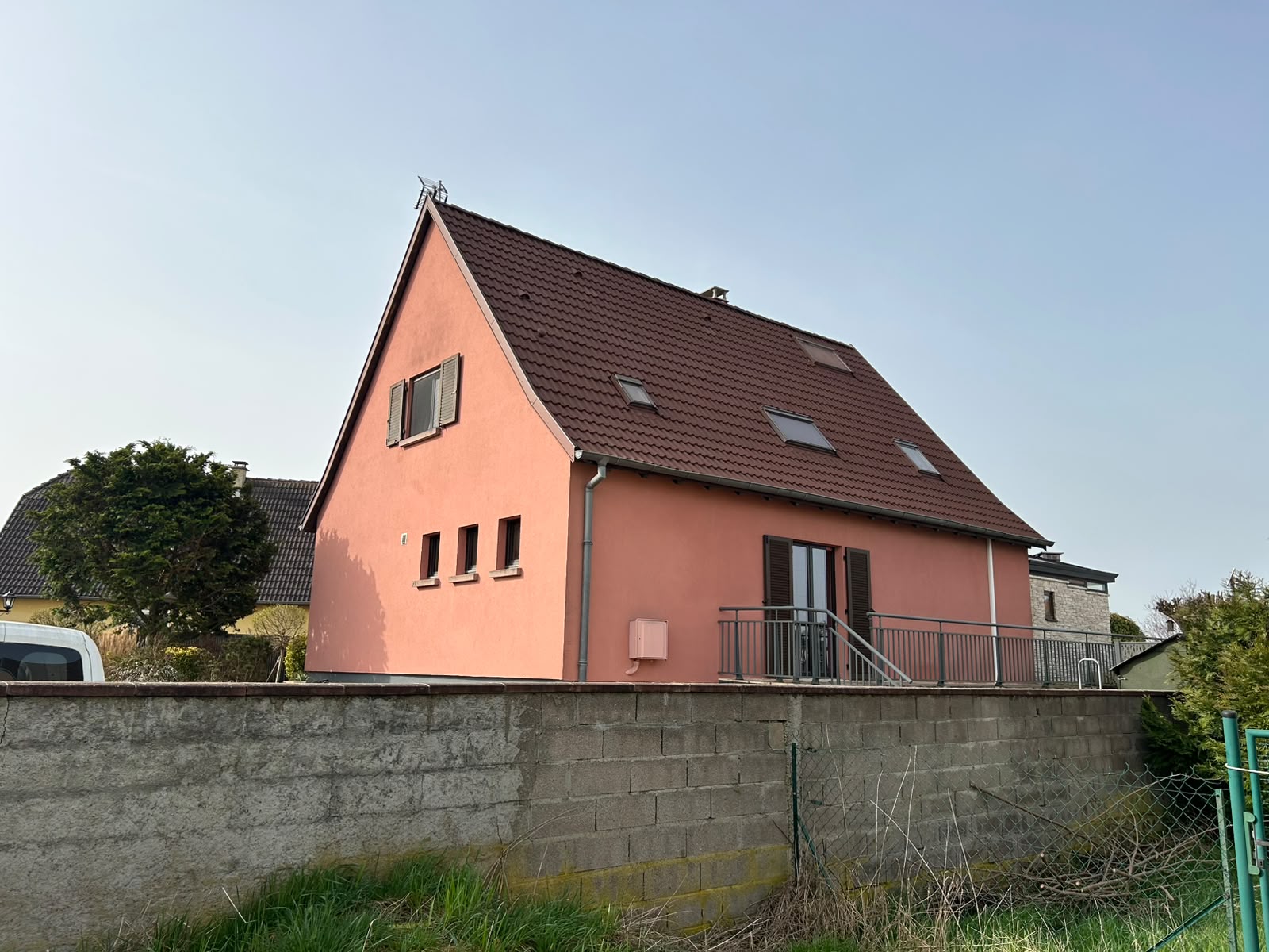 Maison familiale rénovée — façade saumon — chantier FD Rénov rénovation à Alsace (Alsace, Haut-Rhin)