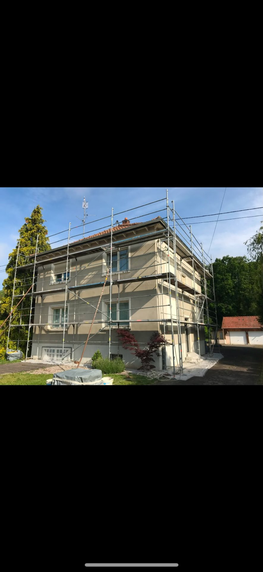 Chantier de ravalement de façade avec échafaudage et isolation thermique par l'extérieur en Alsace