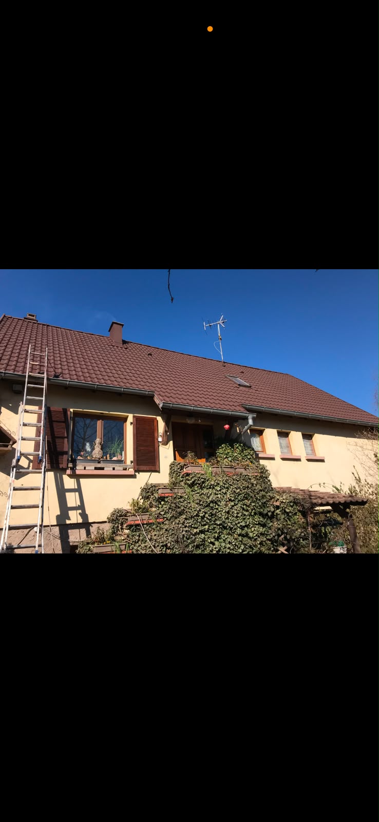 Chantier couverture — maison jaune — chantier FD Rénov couverture à Haut-Rhin (Alsace, Haut-Rhin)